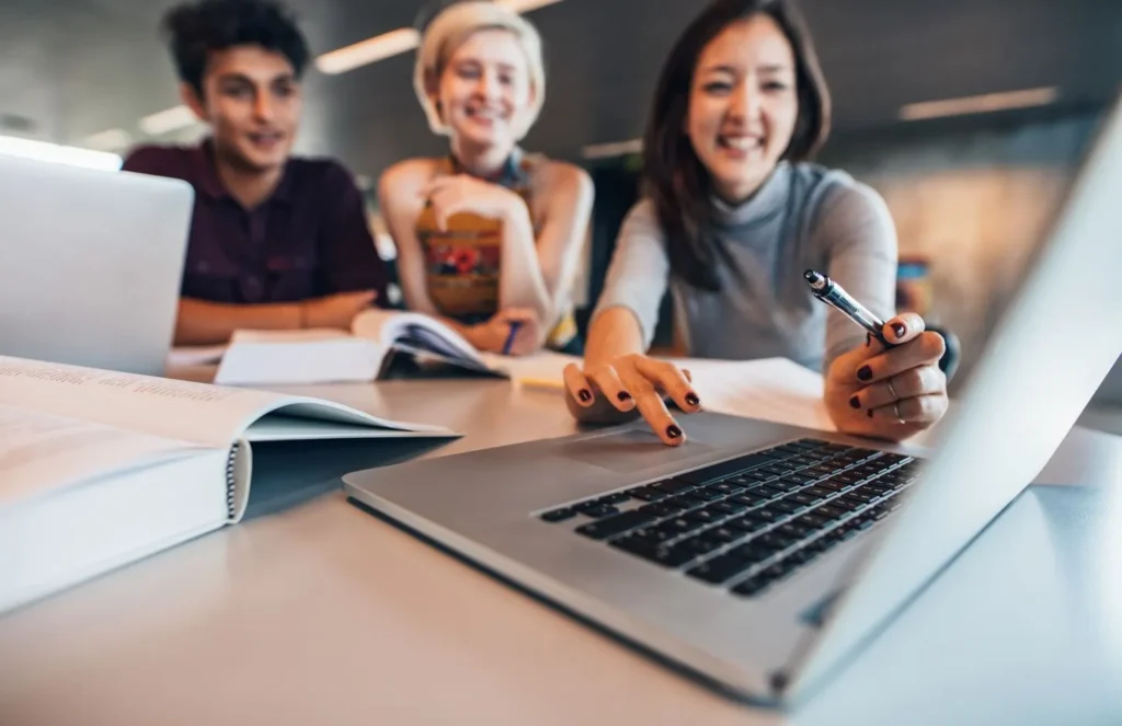 Digital marketing se paise kaise kamaye – student working on SEO and social media